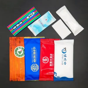 Custom Logo Disposable Cleaning Wet Pocket Wipes Mini Single Piece Nonwoven Advertising Restaurant Cleansing Wet Tissue Wipe